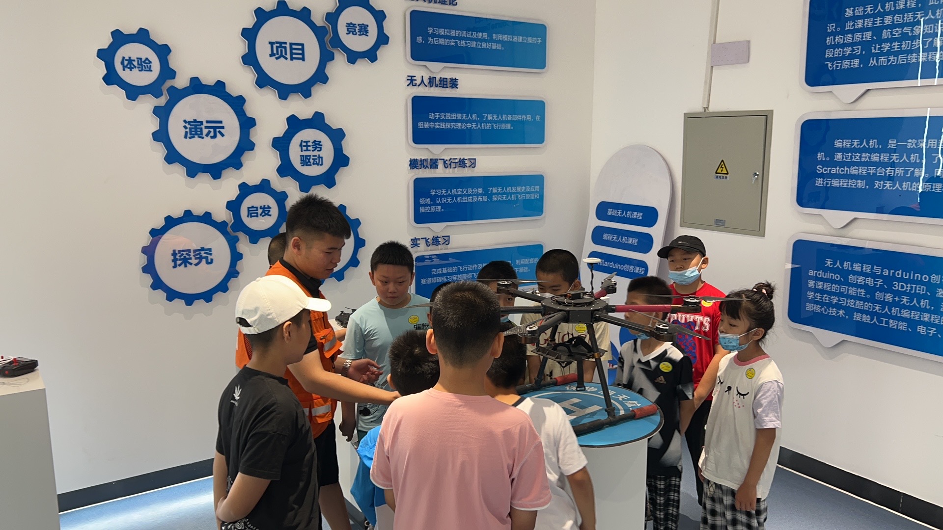 新疆保華潤天少兒無人機(jī)培訓(xùn)日常照片
