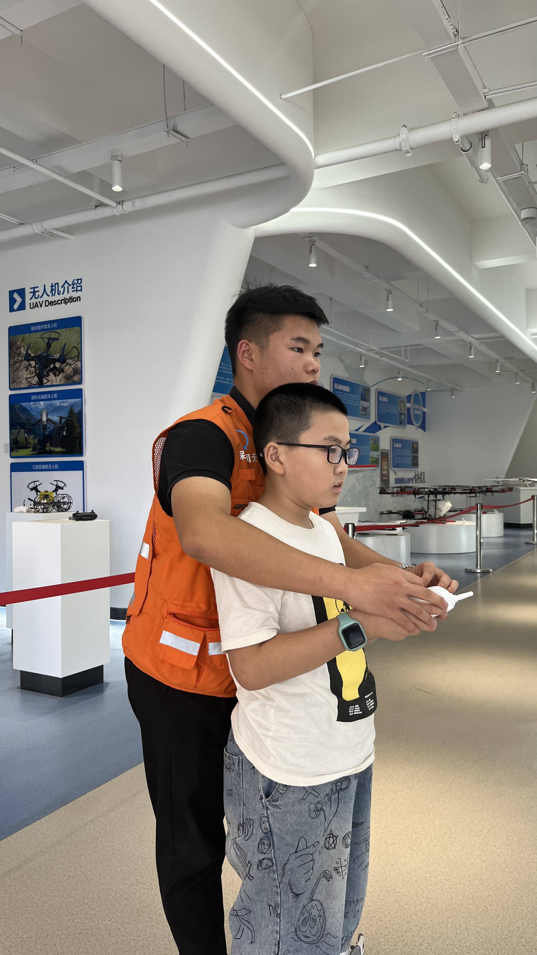 青少年無人機培訓就到新疆保華潤天航空學校！