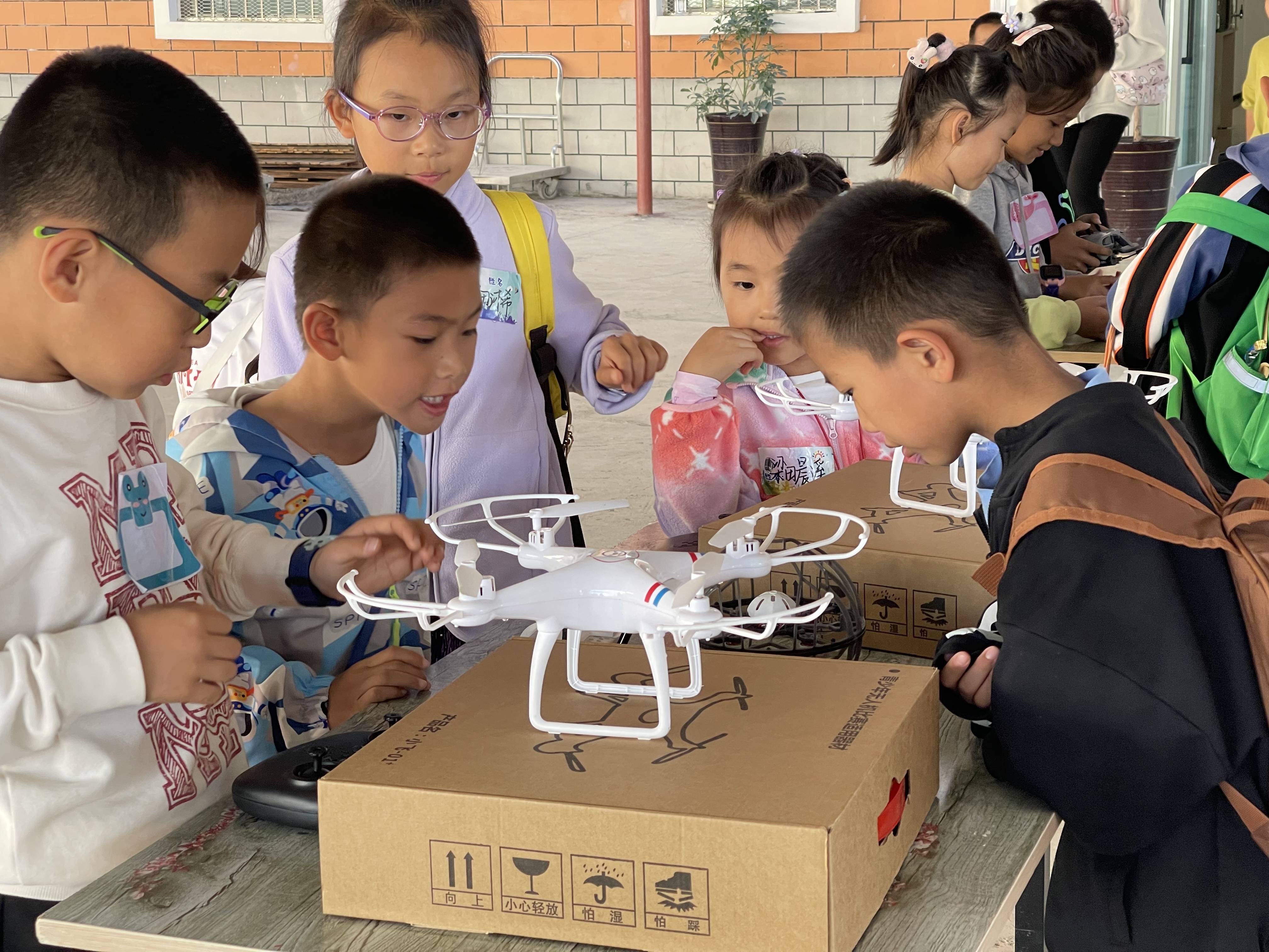 新疆保華潤天航空青少年無人機培訓圖集